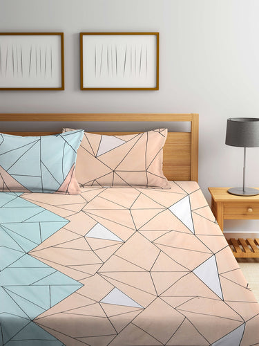 https://cdn.shopify.com/s/files/1/1857/6931/products/4bf83f50-51d9-42f8-96df-db569f8fc49b1663242695645KLOTTHEBluePinkGeometric300TCKingFittedBedsheetWith2PillowCo2.jpg?v=1703164078